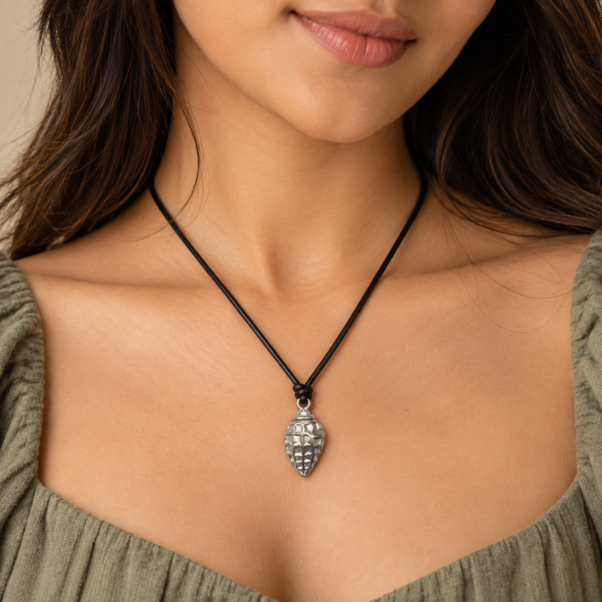 Textured Seashell Pendant Leather Necklace for Women